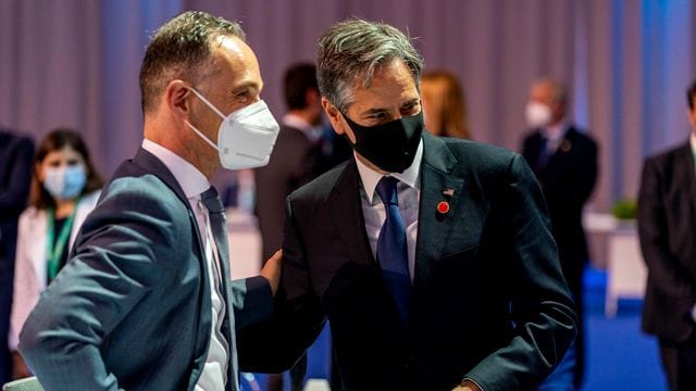 Bundesaußenminister Heiko Maas (l) mit seinem us-amerikanischen Amtskollegen Antony Blinken spricht beim Ministertreffen in Rom. Bundesaußenminister Heiko Maas (l) mit seinem us-amerikanischen Amtskollegen Antony Blinken spricht beim Ministertreffen in Rom.