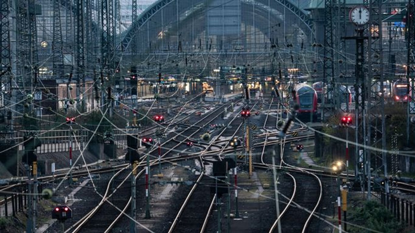 Als Kopfbahnhof verursacht der Frankfurter Hauptbahnhof bislang häufig Verspätungen mit bundesweiten Auswirkungen.