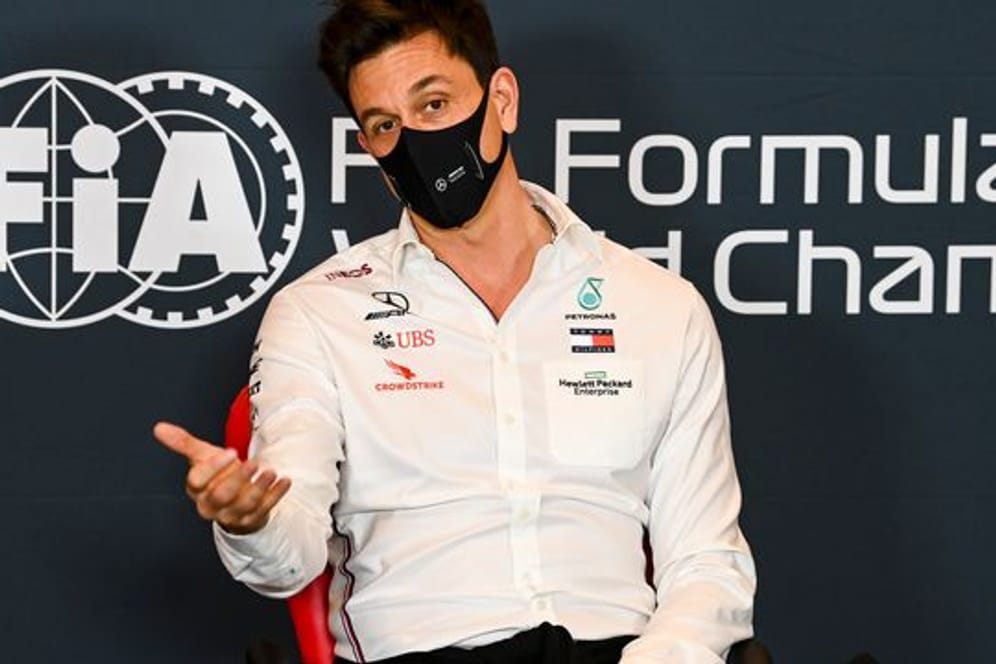 Mercedes-Teamchef Toto Wolff glaubt noch an den Titel.