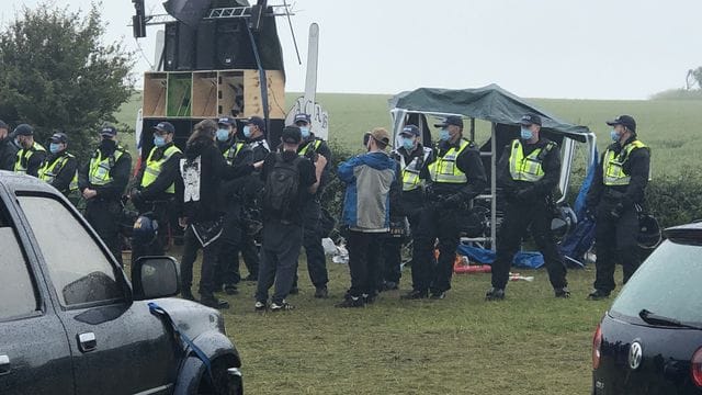 Die Polizei löste einen illegalen Rave im englischen Steyning auf. Die Polizei löste einen illegalen Rave im englischen Steyning auf.