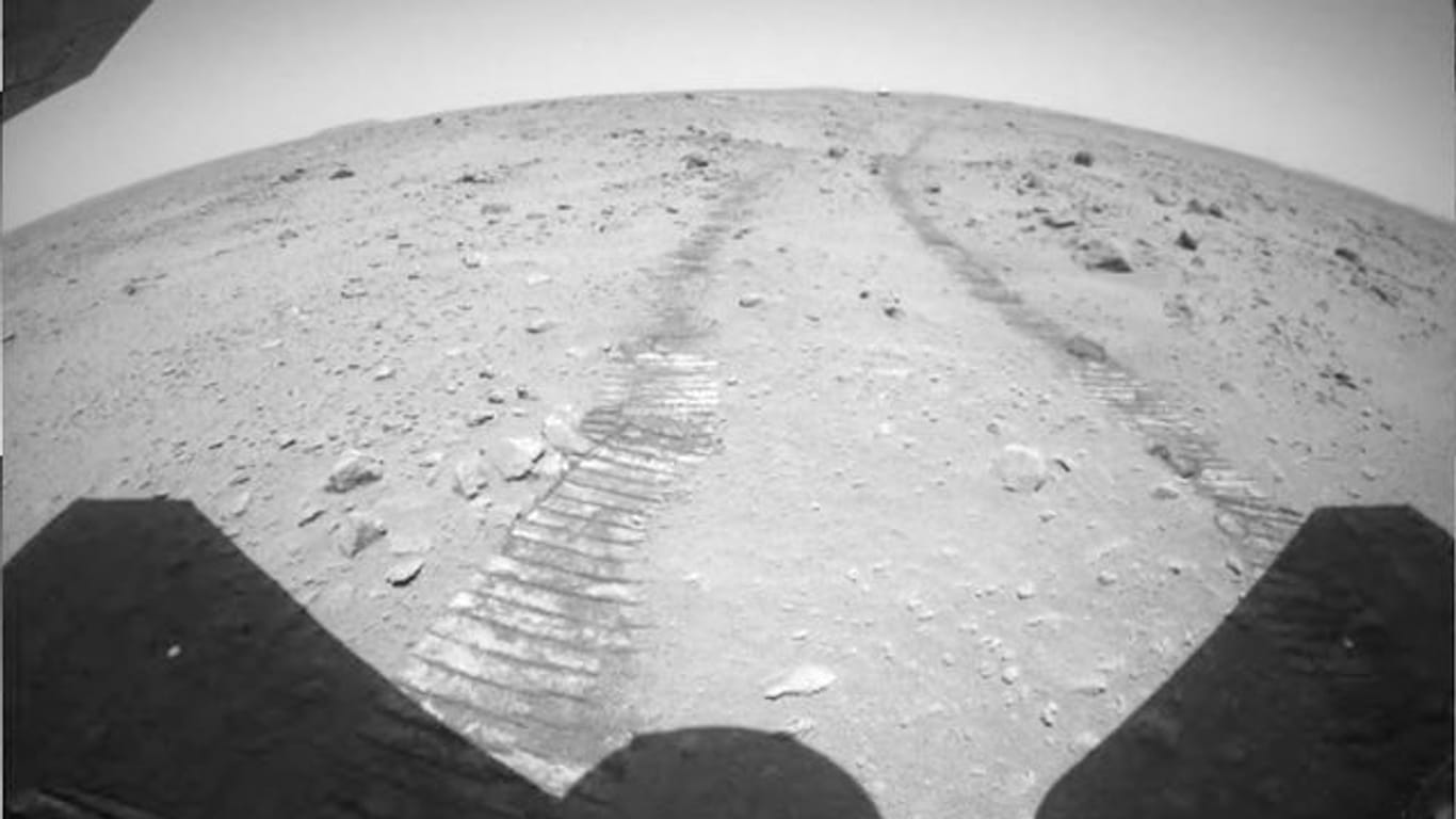 Ein von der China National Space Administration (CNSA) veröffentlichtes Foto zeigt Radspuren, die der Marsrover "Zhurong" hinterlassen hat.