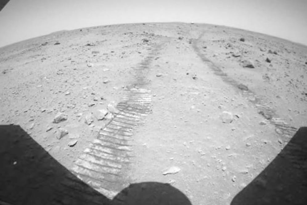 Ein von der China National Space Administration (CNSA) veröffentlichtes Foto zeigt Radspuren, die der Marsrover "Zhurong" hinterlassen hat.