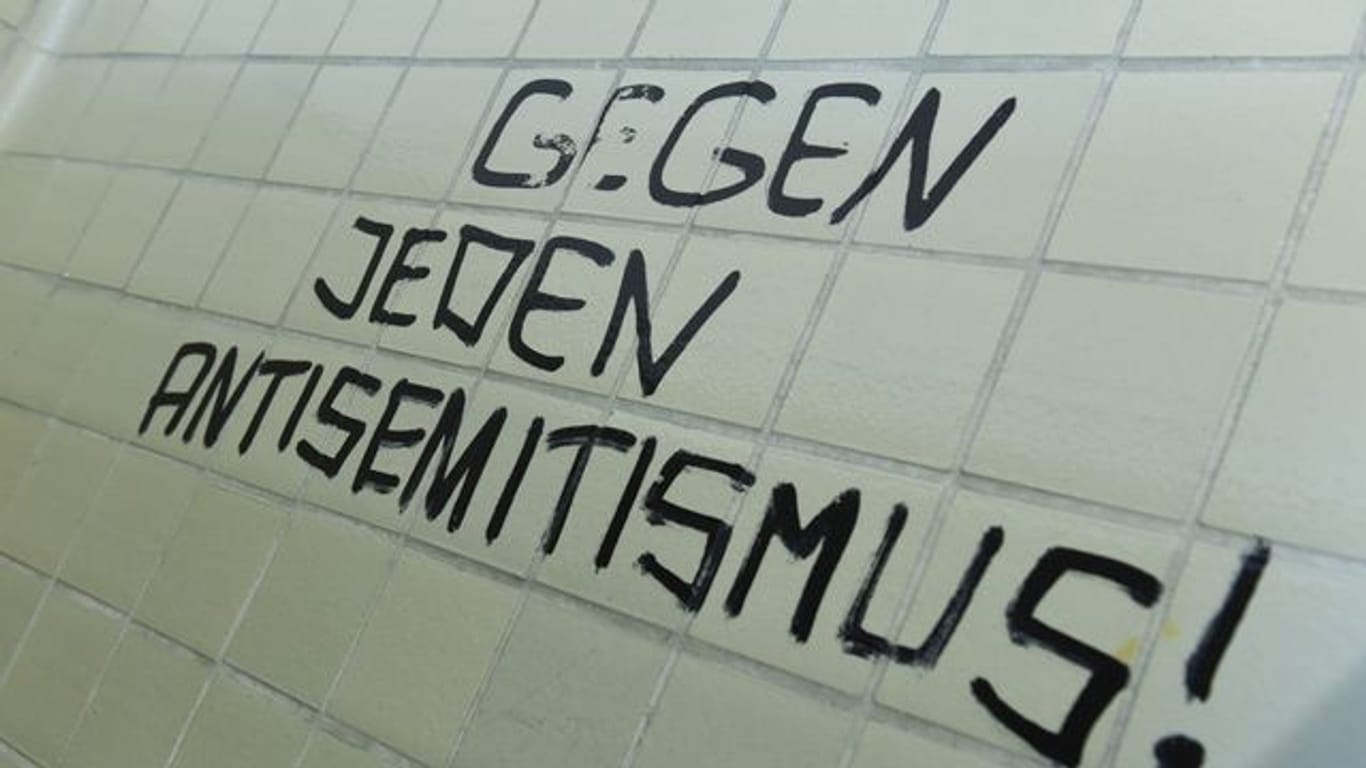 Der Spruch "Gegen jeden Antisemitismus!" prangt an einer Wand.