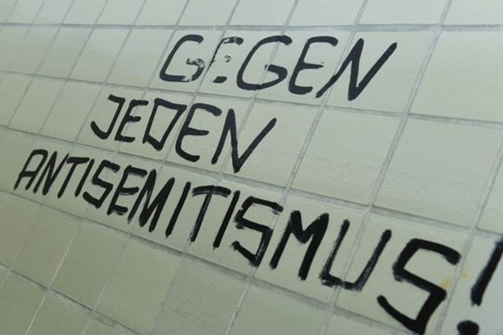Der Spruch "Gegen jeden Antisemitismus!" prangt an einer Wand.