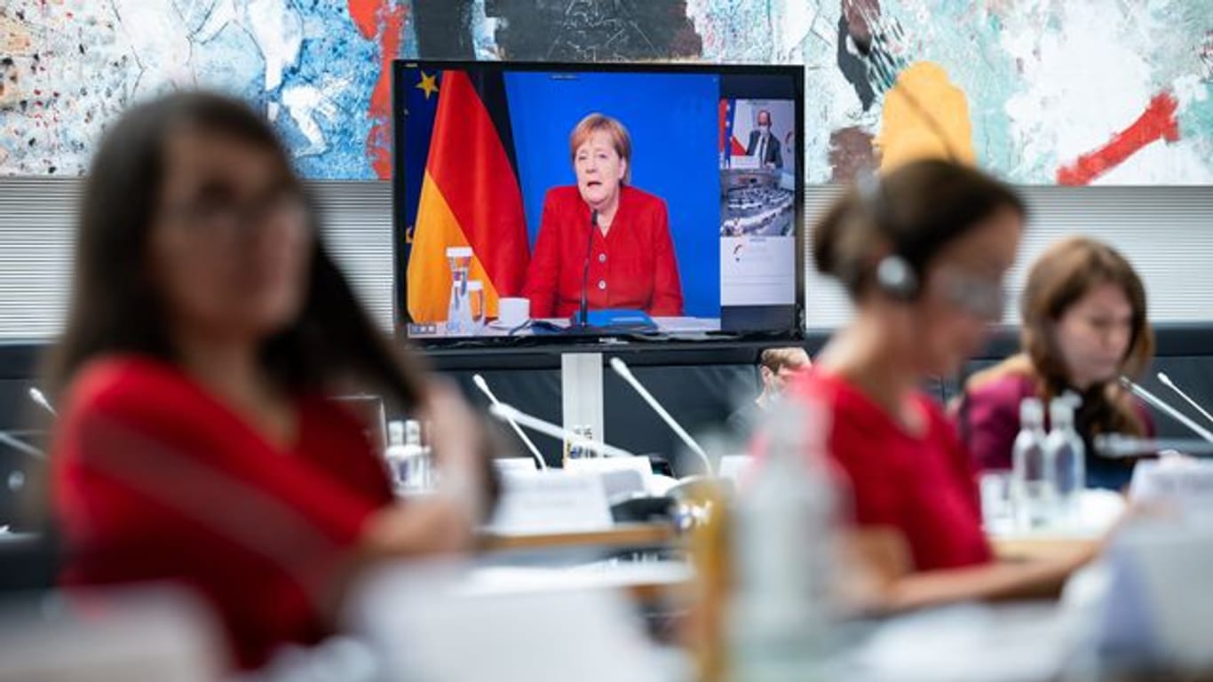 Kanzlerin Angela Merkel ist bei der letzten Sitzung der Deutsch-Französischen Parlamentarischen Versammlung dieser Bundestags-Wahlperiode zugeschaltet.