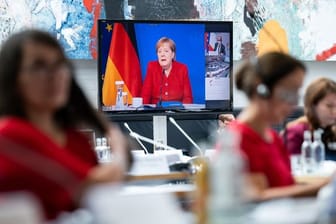 Kanzlerin Angela Merkel ist bei der letzten Sitzung der Deutsch-Französischen Parlamentarischen Versammlung dieser Bundestags-Wahlperiode zugeschaltet.
