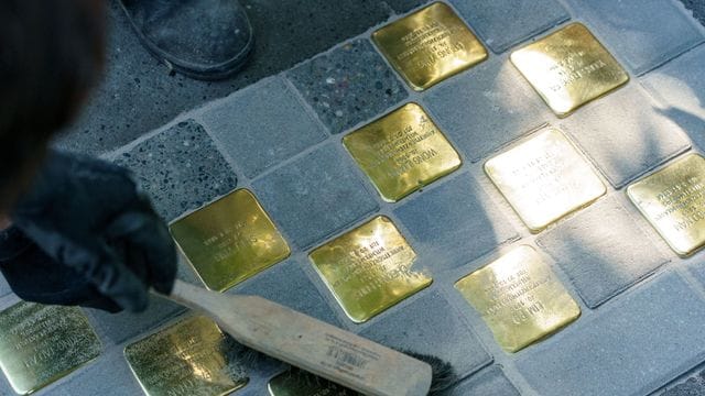 Künstler Gunter Demnig fegt die von ihm verlegten Stolpersteine in der Hamburger Talstraße ab. Künstler Gunter Demnig fegt die von ihm verlegten Stolpersteine in der Hamburger Talstraße ab.