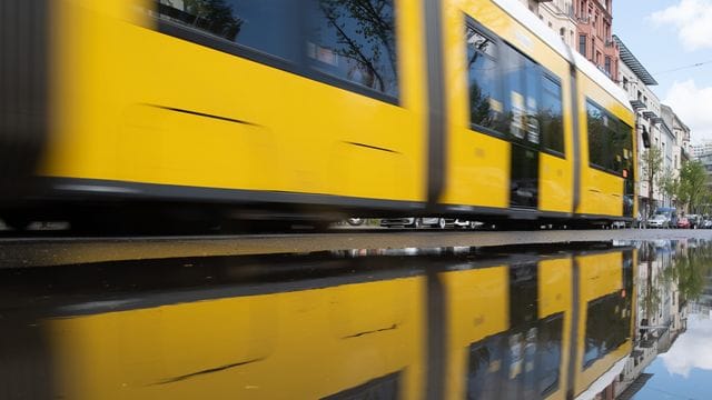 Zum Überleben braucht der ÖPNV in Deutschland aktuell kräftige finanzielle Unterstützung vom Bund. Zum Überleben braucht der ÖPNV in Deutschland aktuell kräftige finanzielle Unterstützung vom Bund.