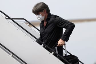Bundestrainer Joachim Löw auf der Treppe zum Flieger nach London.