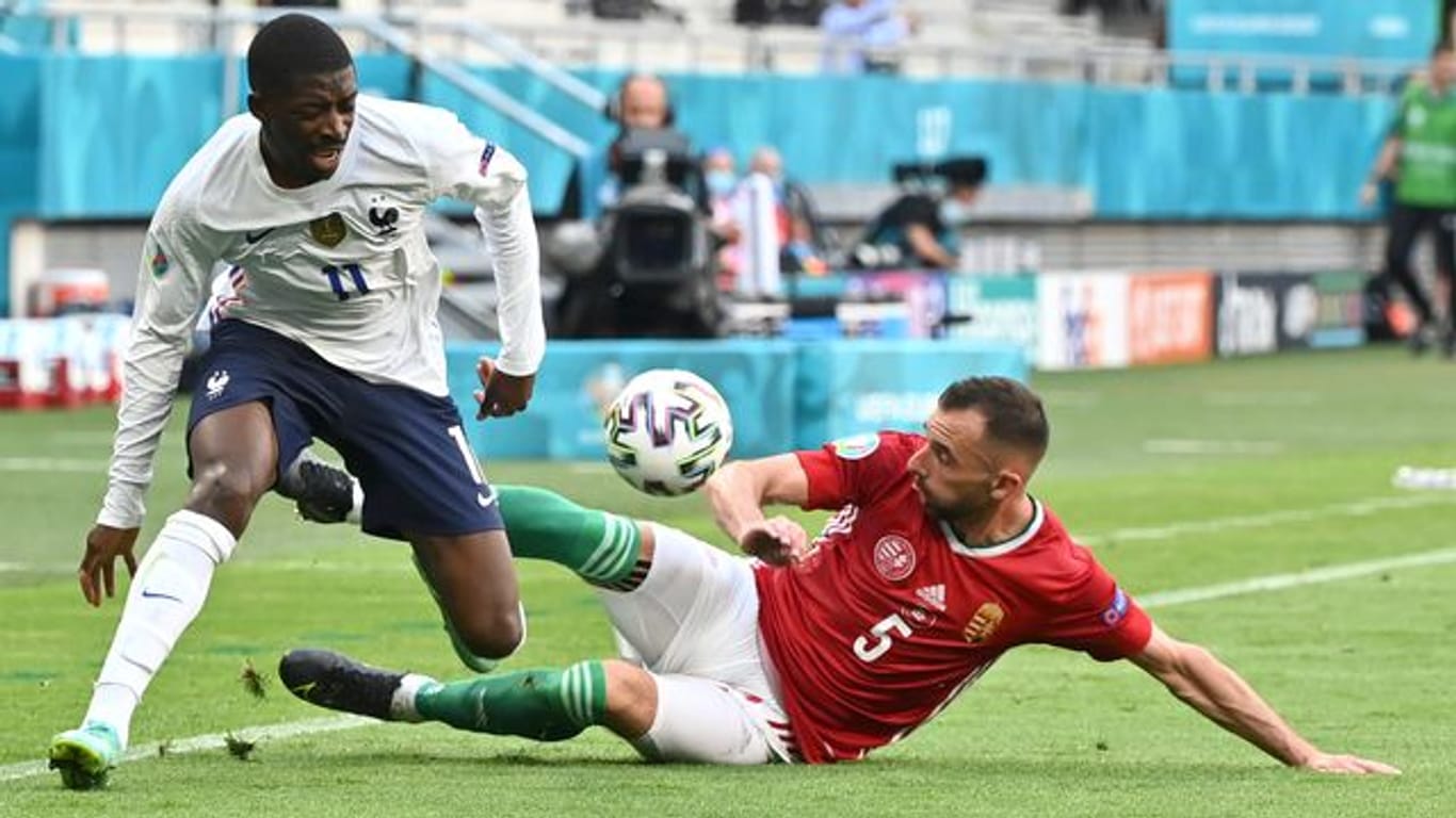 Die Knie-Verletzung hatte sich Ousmane Dembélé (l) im zweiten EM-Gruppenspiel der Franzosen gegen Ungarn zugezogen.