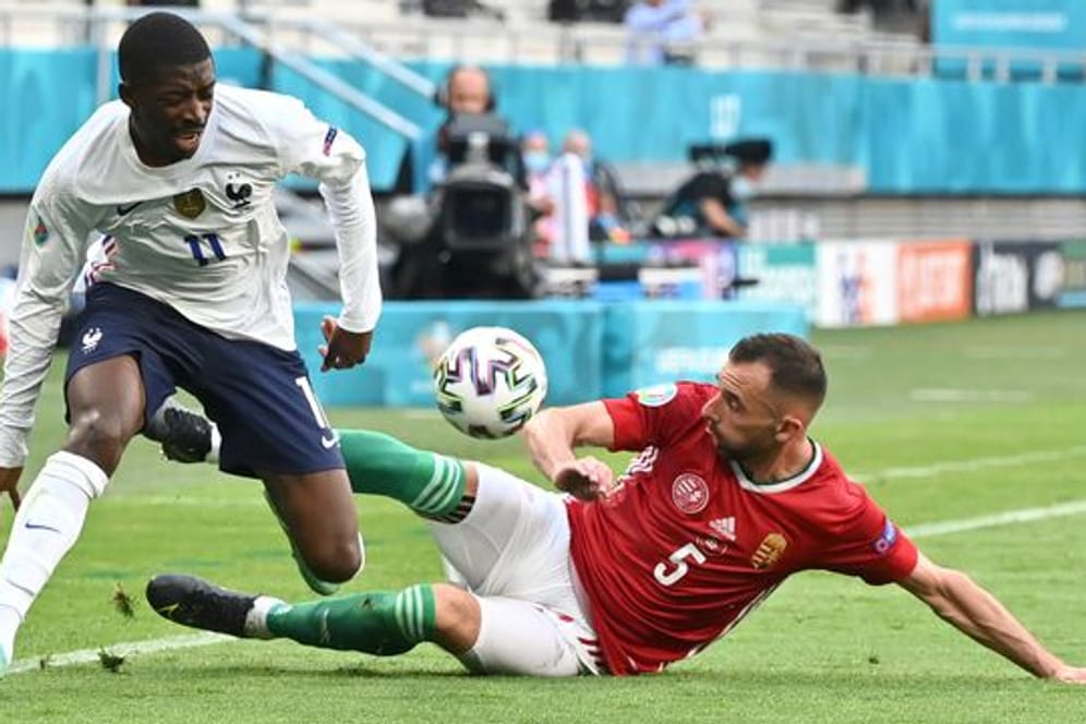 Die Knie-Verletzung hatte sich Ousmane Dembélé (l) im zweiten EM-Gruppenspiel der Franzosen gegen Ungarn zugezogen.