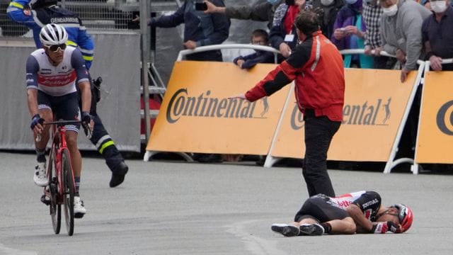 Der Australier Caleb Ewan (r) brach sich bei seinem Sturz das Schlüsselbein.