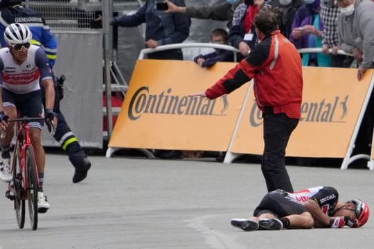 Der Australier Caleb Ewan (r) brach sich bei seinem Sturz das Schlüsselbein.