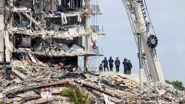 Die Ursache des teilweisen Einsturzes des Champlain Towers South ist weiter ein Rätsel. Die Ursache des teilweisen Einsturzes des Champlain Towers South ist weiter ein Rätsel.