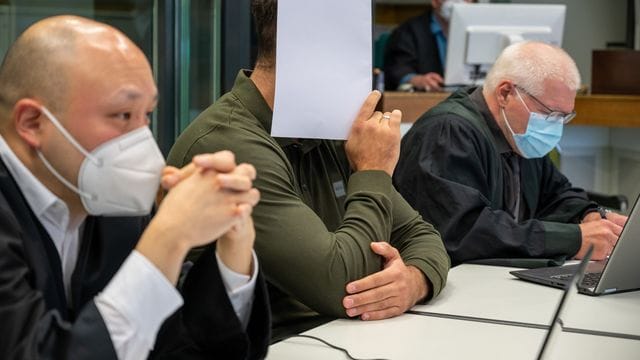 Der Angeklagte sitzt im Gerichtssaal im Kriminalgericht Moabit. Der Angeklagte sitzt im Gerichtssaal im Kriminalgericht Moabit.