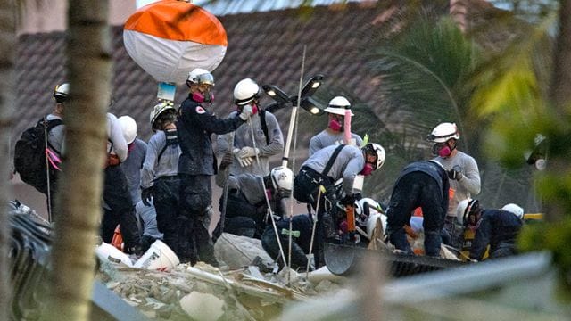 Trotz schwindender Hoffnung suchen die Rettungskräfte in Surfside weiter nach Überlebenden.