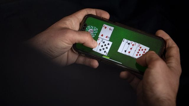 Das nächste Spiel ist auf dem Smartphone nur wenige Fingertipper entfernt und kann Abhängige schnell in Versuchung führen. Das nächste Spiel ist auf dem Smartphone nur wenige Fingertipper entfernt und kann Abhängige schnell in Versuchung führen.