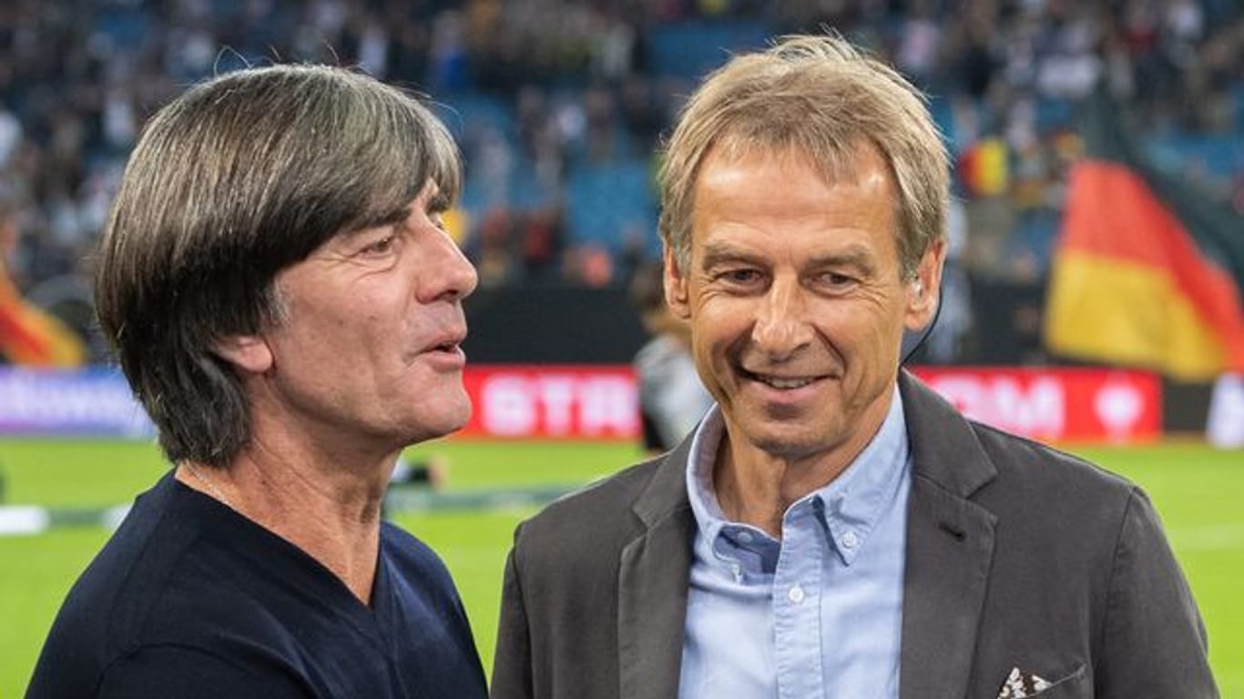 Jürgen Klinsmann (r) bewundert die Arbeit von Bundestrainer Joachim Löw (l).