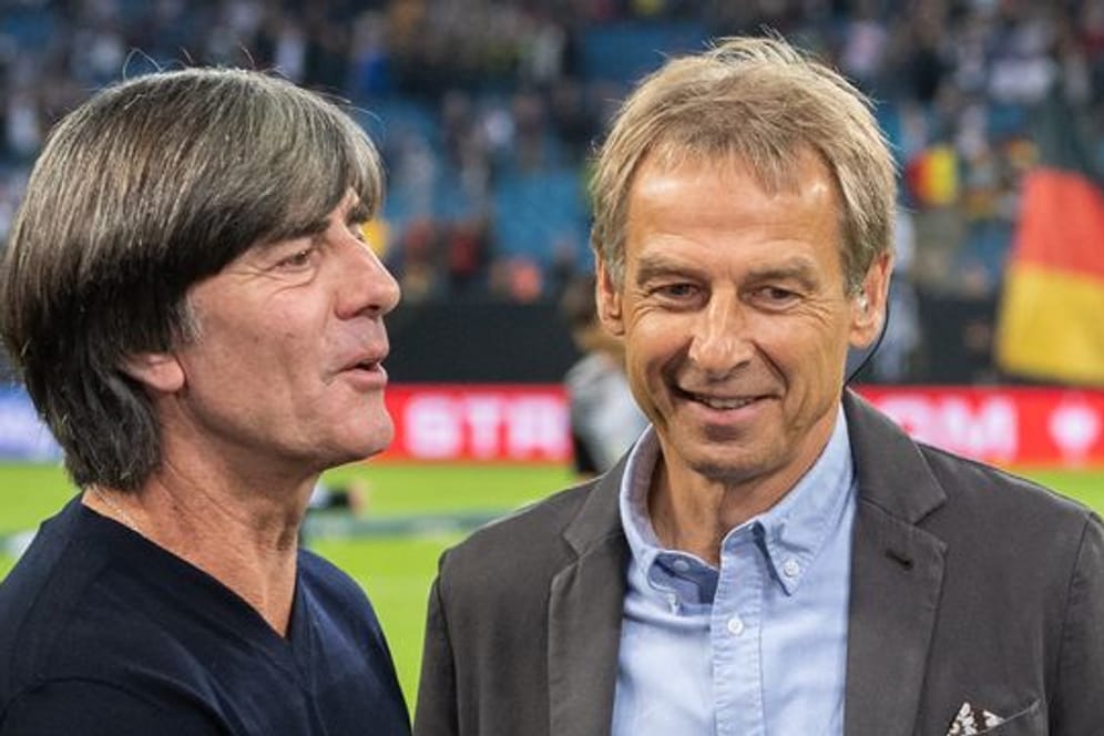 Jürgen Klinsmann (r) bewundert die Arbeit von Bundestrainer Joachim Löw (l).