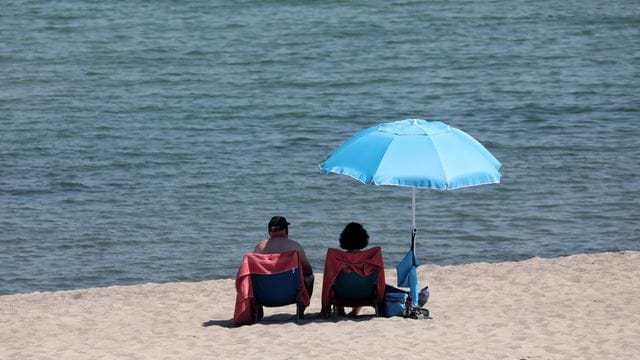 Urlauber genießen das warme Sommerwetter.