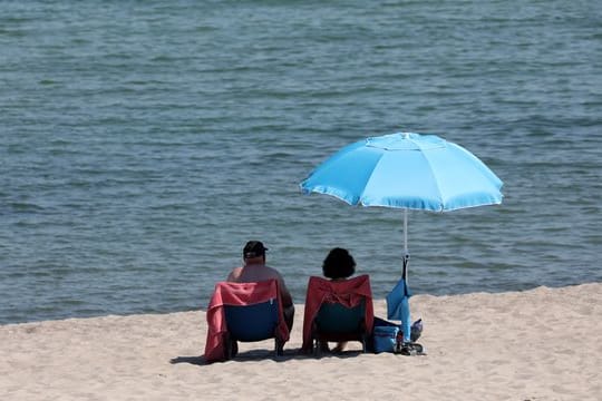 Urlauber genießen das warme Sommerwetter.