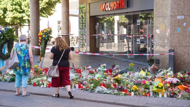Trauerkerzen und Blumen liegen vor dem Kaufhaus, in dem der Täter Menschen mit einem Messer attackiert hatte. Trauerkerzen und Blumen liegen vor dem Kaufhaus, in dem der Täter Menschen mit einem Messer attackiert hatte.