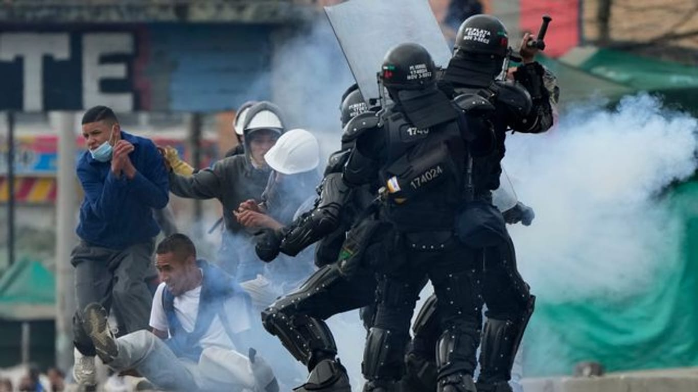 Demonstranten und Polizeibeamte geraten in Bogotá einander.