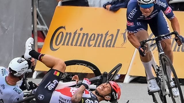 Der Australier Caleb Ewan (M) ist beim Sprint auf der dritten Etappe heftig gestürzt.