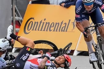 Der Australier Caleb Ewan (M) ist beim Sprint auf der dritten Etappe heftig gestürzt.