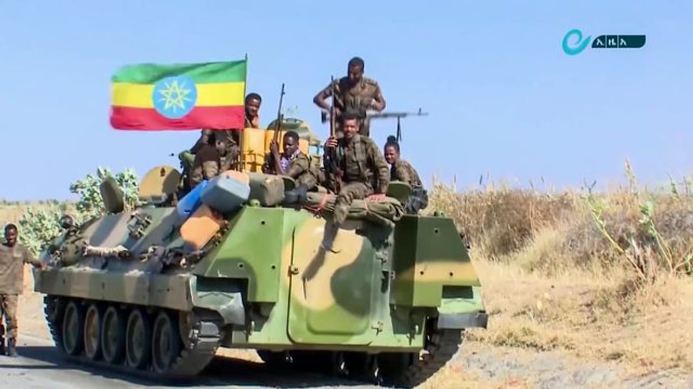 Mitglieder des äthiopischen Militärs auf einem gepanzerten Mannschaftstransporter.