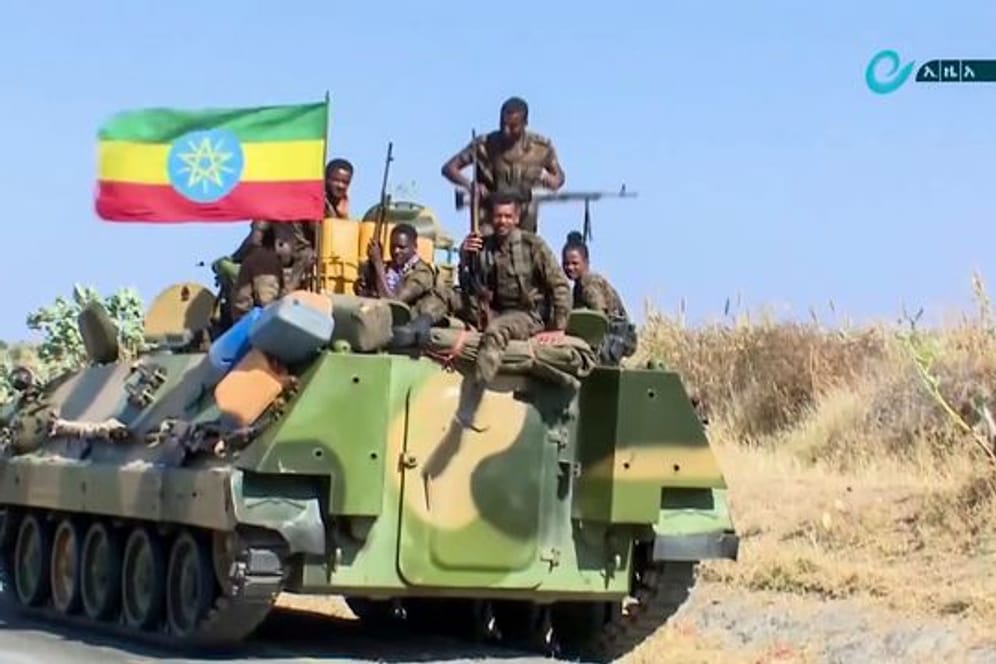 Mitglieder des äthiopischen Militärs auf einem gepanzerten Mannschaftstransporter.