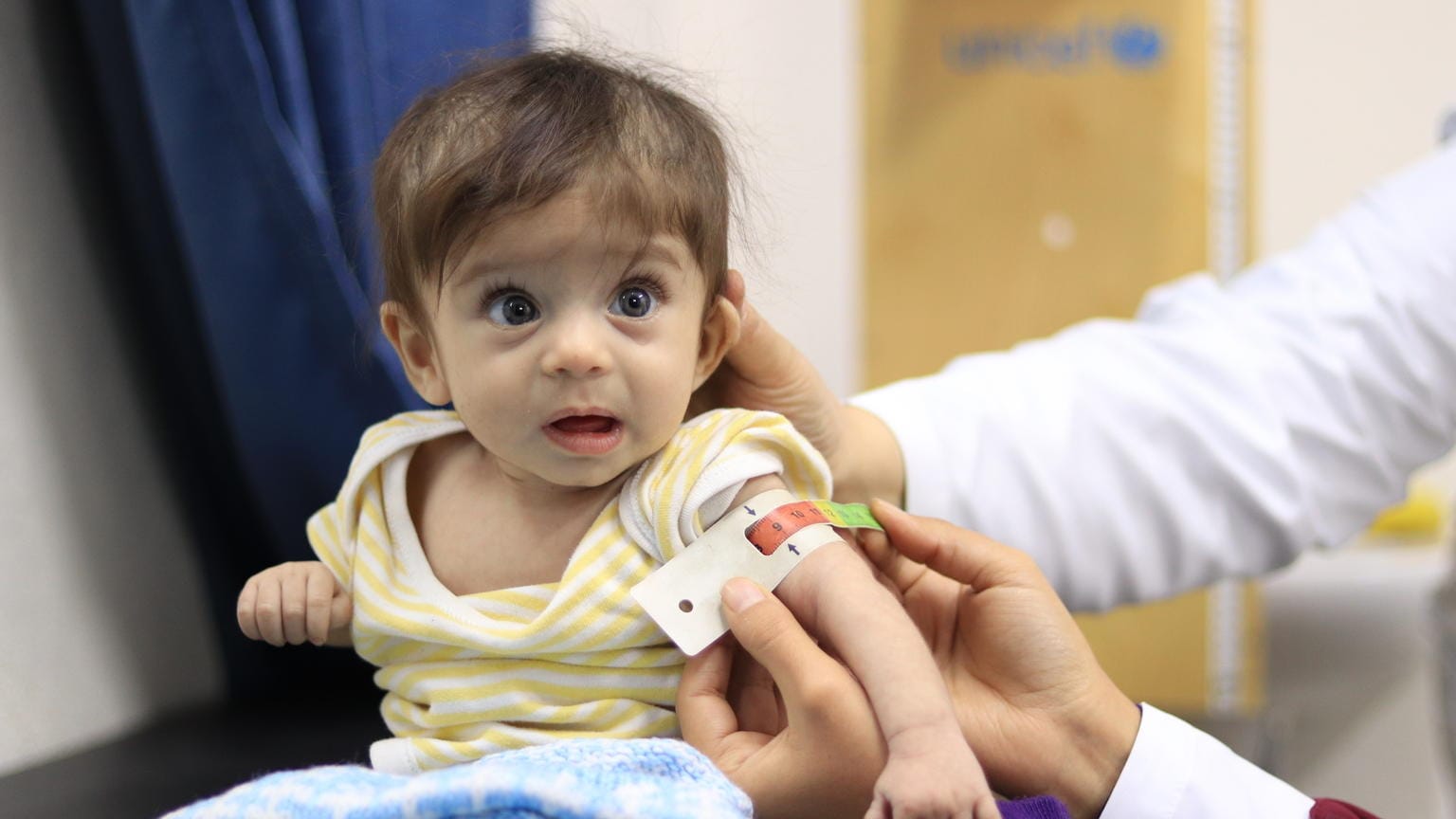 Auch bei einer drohenden Hungersnot ist schnelle Nothilfe wichtig – überlebenswichtig. Das Maßband zeigt Rot: Jana aus Syrien ist lebensbedrohlich mangelernährt. Sie braucht sofort Hilfe.