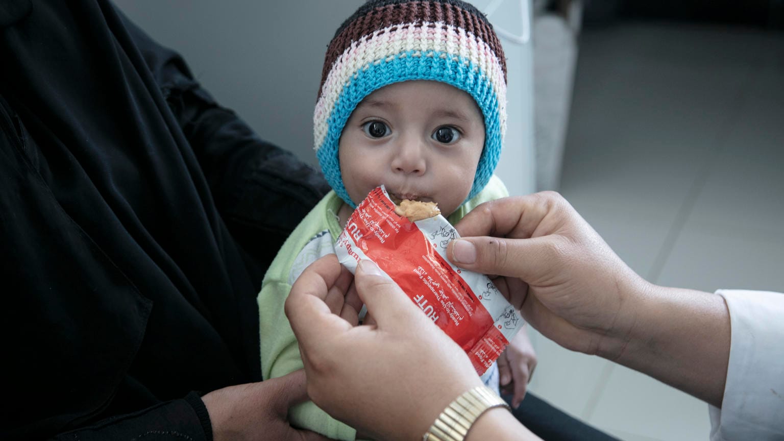 UNICEF hilft mangelernährten Kindern mit Spezialnahrung wie Erdnusspaste, wie sie der sieben Monate alte Moheb aus dem Jemen hier bekommt. Der Kampf gegen Hunger ist einer der Schwerpunkte der UNICEF-Nothilfe. Wir tun alles, um das Leben der Kinder zu retten.