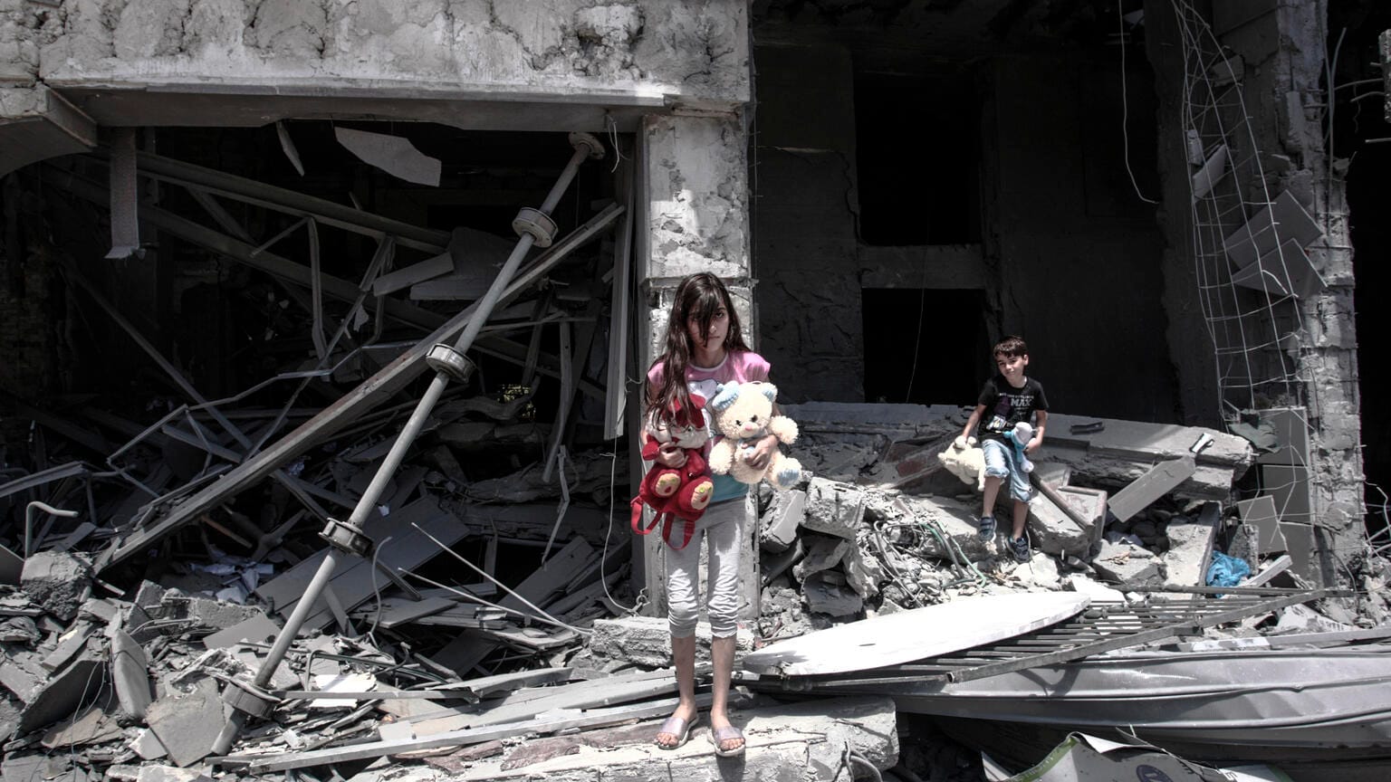 Gaza: Nach Luftangriffen holen Kinder Spielsachen aus zerbombten Wohnhäusern.