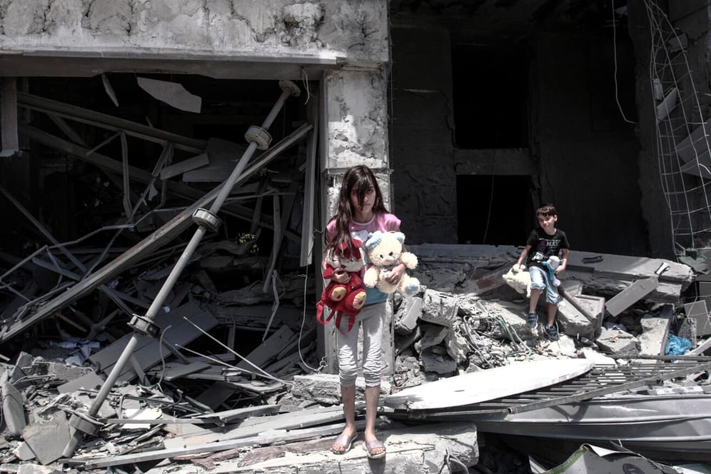 Gaza: Nach Luftangriffen holen Kinder Spielsachen aus zerbombten Wohnhäusern.
