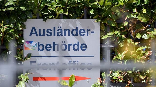 Die Nettozuwanderung über die Grenzen Deutschlands ist im fünften Jahr in Folge zurückgegangen. Die Nettozuwanderung über die Grenzen Deutschlands ist im fünften Jahr in Folge zurückgegangen.