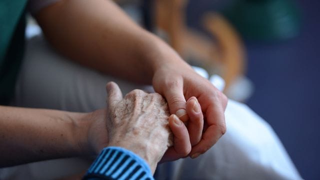 Kurz vor dem Jahreswechsel gab es durchschnittlich 80 Prozent mehr Sterbefälle in Pflegeeinrichtungen. (Symbolfoto)