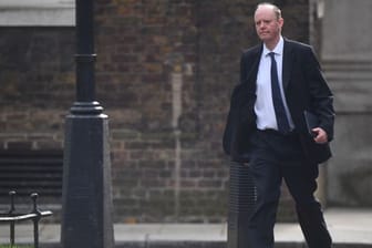 Chris Whitty wurde in der Nähe des Regierungssitzes Downing Street bedrängt.