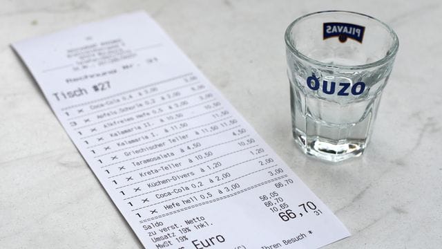 Ein Gratisgetränk kann das Trinkgeld erhöhen.
