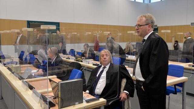 Rechtsanwälte im Oktober 2020 im Prozess um ein illegales Rechenzentrum in einem Bunker an der Mosel. Rechtsanwälte im Oktober 2020 im Prozess um ein illegales Rechenzentrum in einem Bunker an der Mosel.