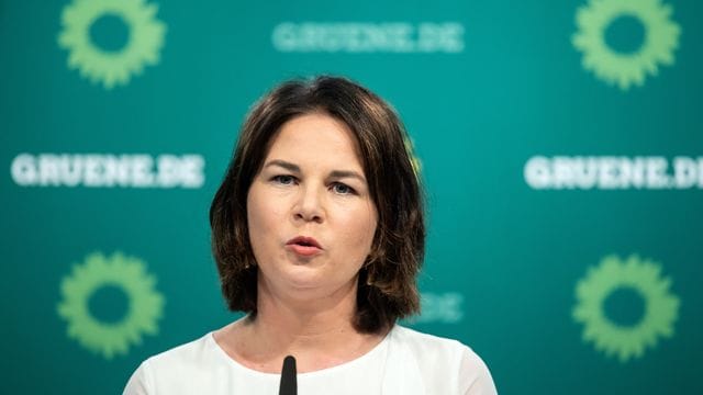 Grünen-Kanzlerkandidatin Annalena Baerbock wird vorgeworfen, in ihrem Buch aus anderen Medien abgeschrieben zu haben. Grünen-Kanzlerkandidatin Annalena Baerbock wird vorgeworfen, in ihrem Buch aus anderen Medien abgeschrieben zu haben.