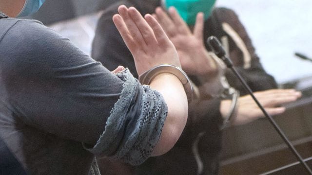 Die Angeklagten begrüßen sich im Saal des Stuttgarter Landgerichts. Die Angeklagten begrüßen sich im Saal des Stuttgarter Landgerichts.