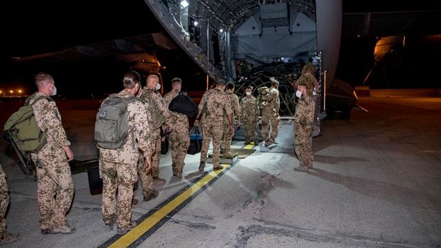 Einsatz beendet: Bundeswehrsoldaten steigen im Feldlager in Masar-i-Scharif in ein Transportflugzeug A400M der Luftwaffe.