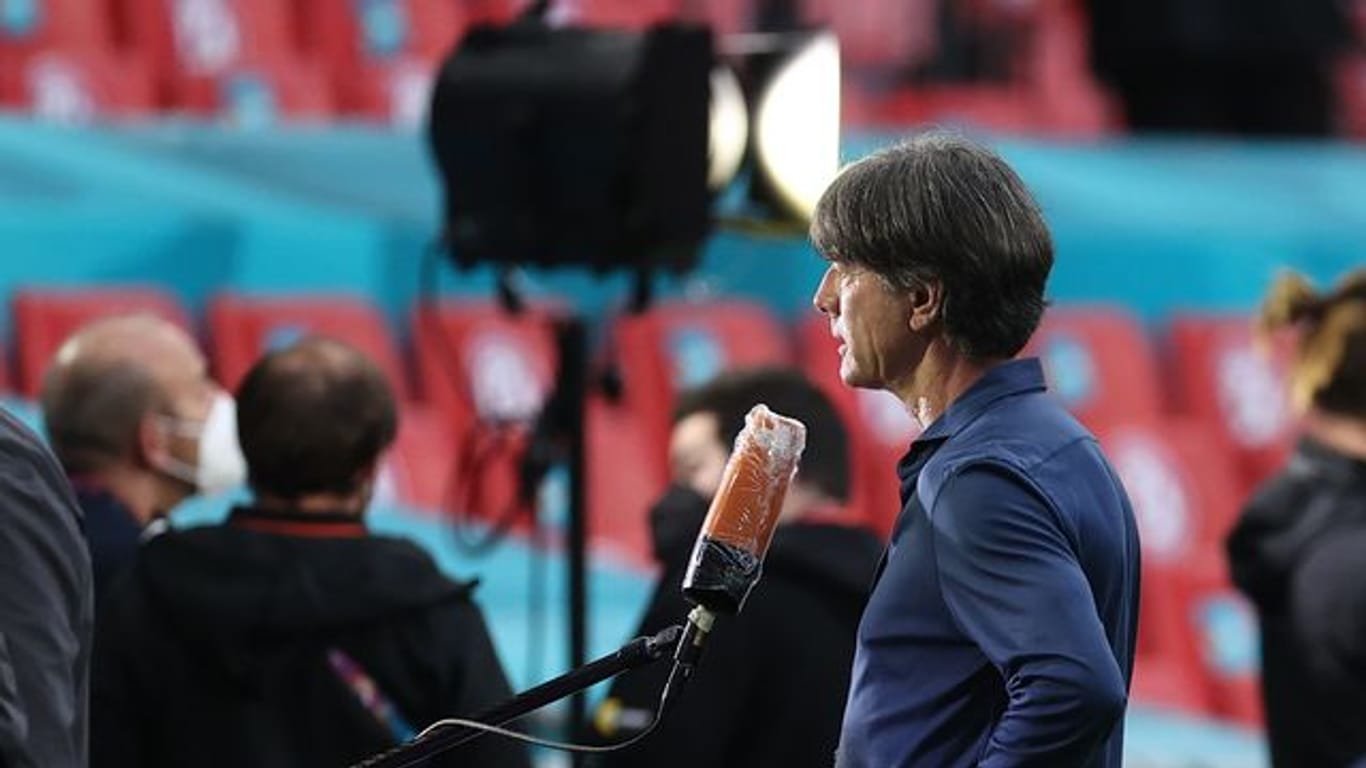 Bundestrainer Joachim Löw gibt nach dem EM-Aus Interviews.