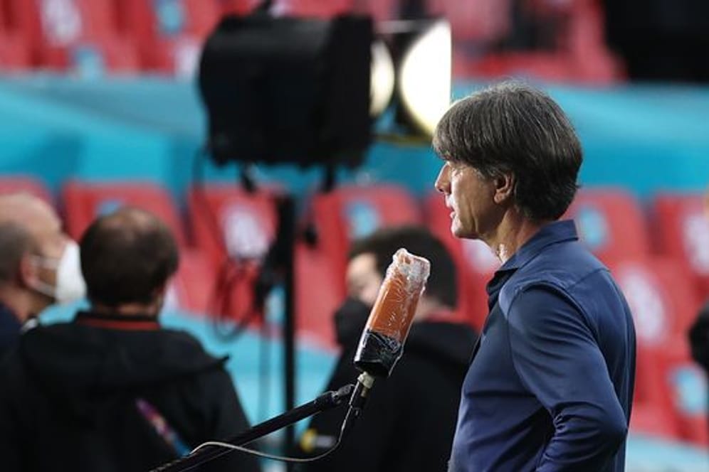 Bundestrainer Joachim Löw gibt nach dem EM-Aus Interviews.