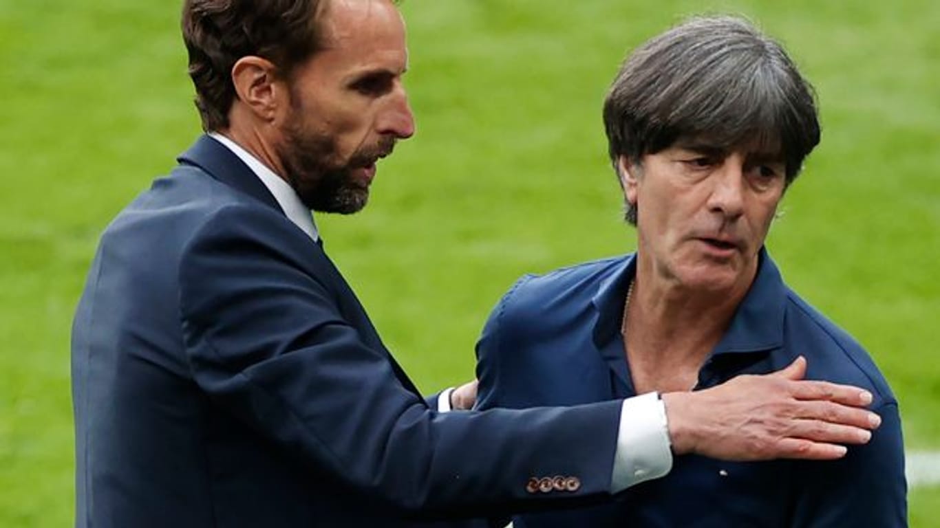 Englands Nationaltrainer Gareth Southgate (l) und Deutschlands Bundestrainer Joachim Löw umarmen sich nach dem Spiel.