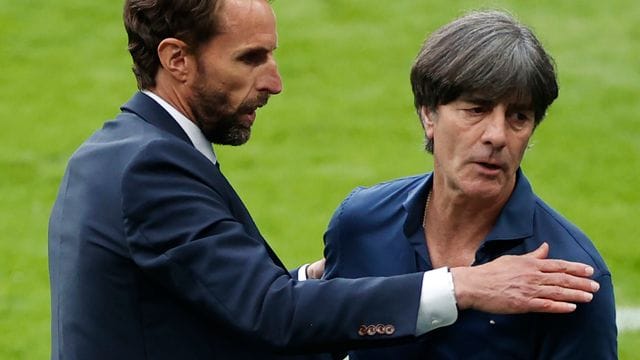 Englands Nationaltrainer Gareth Southgate (l) und Deutschlands Bundestrainer Joachim Löw umarmen sich nach dem Spiel. Englands Nationaltrainer Gareth Southgate (l) und Deutschlands Bundestrainer Joachim Löw umarmen sich nach dem Spiel.