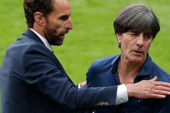 Englands Nationaltrainer Gareth Southgate (l) und Deutschlands Bundestrainer Joachim Löw umarmen sich nach dem Spiel.