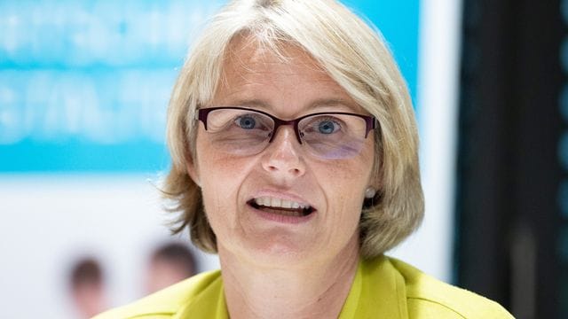 Bundesbildungsministerin Karliczek geht davon aus, dass die Bürger zu Recht erwarteten, dass Bund und Länder die Zukunftsaufgabe Bildung gemeinsam angingen. Bundesbildungsministerin Karliczek geht davon aus, dass die Bürger zu Recht erwarteten, dass Bund und Länder die Zukunftsaufgabe Bildung gemeinsam angingen.