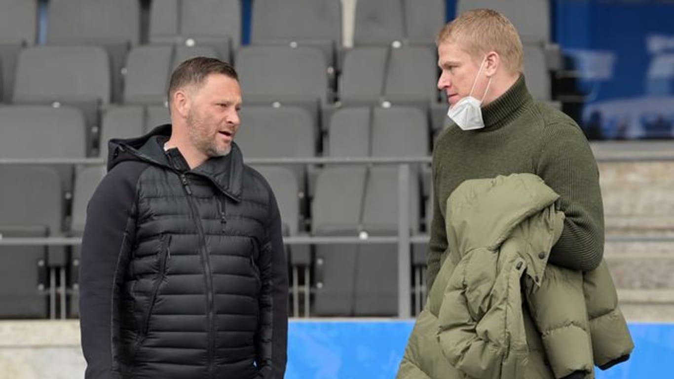 Herthas Trainer Pal Dardai (l) und Paul Keuter, Mitglied der Geschäftsleitung von Hertha BSC, im Gespräch.